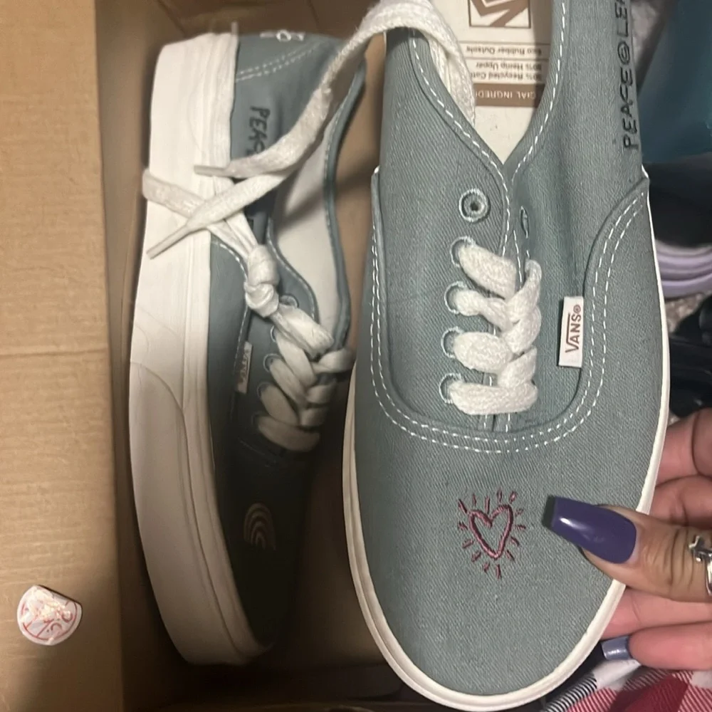 Vans never worn - Picture 2 of 2